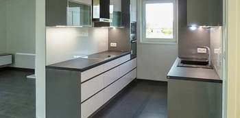 прямая кухня глянцевая серо-белого цвета и скрытыми ручками в минске