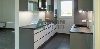 прямая кухня глянцевая серо-белого цвета и скрытыми ручками в минске