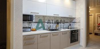 прямая встроенная кухня с глянцевыми фасадами в светлых оттенках