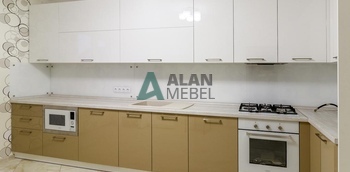 угловая кухня глянцевая с белым верхом и бежевым низом на заказ