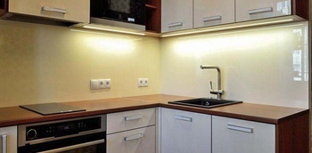 маленькая угловая кухня с глянцевыми фасадами и коричневой столешницей на заказ