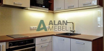 маленькая угловая кухня с глянцевыми фасадами и коричневой столешницей на заказ