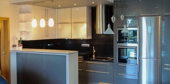 серая кухня глянцевая с барной стойкой и черной столешницей на заказ в Минске