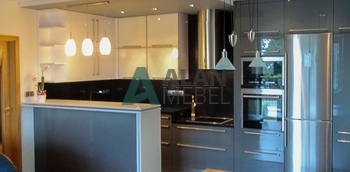 серая кухня глянцевая с барной стойкой и черной столешницей на заказ в Минске