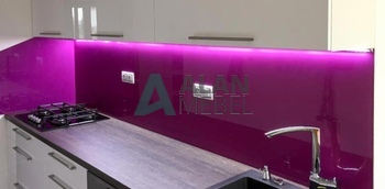 светлая кухня с глянцевыми фасадами и стеклянными скинали цвета фуксии на заказ