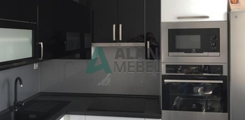 угловая глянцевая кухня черно-белого цвета со встроенной техникой в минске на заказ