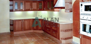 большая кухня классическая коричневого цвета в частный дом на заказ