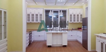 п-образная кухня классическая с островом белого цвета для большого дома на заказ