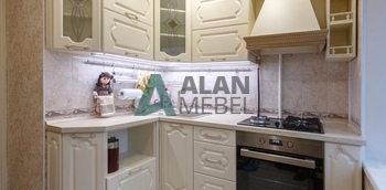 маленькая угловая кухня в классическом стиле в светлых оттенках по индивидуальному размеру