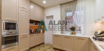 Кухня в частный дом в классическом стиле бежевого цвета с рамочными фасадаи на заказ