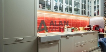 Кухня классическая под окно с фасадами из фрезерованного МДФ