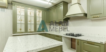 кухня классическая с фасадами из массива ясеня фисташкового цвета и столешницей под натуральный камень