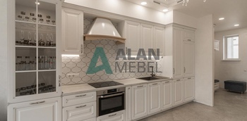 Прямая классическая кухня под потолок