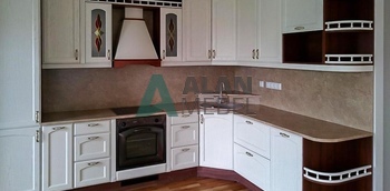 угловая кухня большого размера в классическом стиле с фасадами из массива белого цвета на заказ