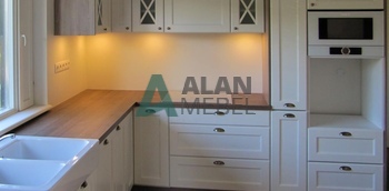 стильная угловая кухня в классическом стиле белого цвета со столешницей под дерево и островом