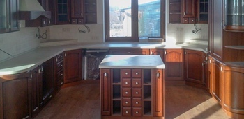 Кухня с гнутыми фасадами 6