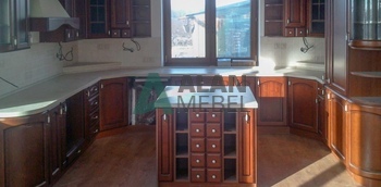 большая п-образная кухня с островом в классическом стиле с фасадами из массива по индивидуальному размеру