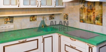 угловая кухня в классическом стиле с патиной и столешницей зеленого цвета на заказ