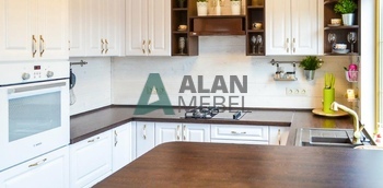 п-образная кухня классическая с фасадами белого цвета и темной столешницей и мойкой под окно