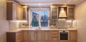 купить угловую кухню с фасадами из массива ясеня бежевого цвета в Минске