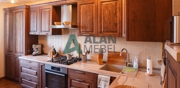 качественная угловая кухня с фасадами из массива ясеня на заказ