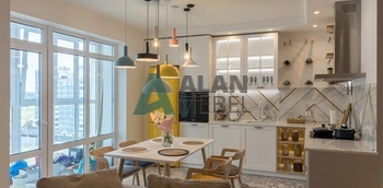 Cтильная угловая деревянная кухня из массива ясеня белого цвета на заказ