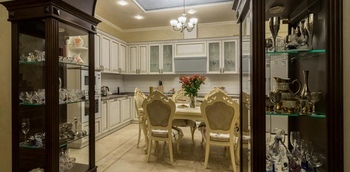 Угловая кухня из натурального дерева с патиной по индивидуальным размерам