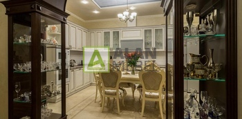 Угловая кухня из массива ясеня с патиной по индивидуальным размерам