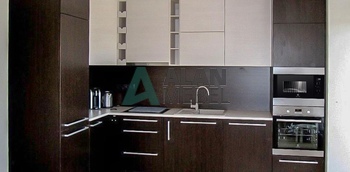 угловая кухня с матовыми фасадами цвета венге с ручками на заказ