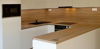 современная кухня с белыми матовыми фасадами и столешницей под дерево