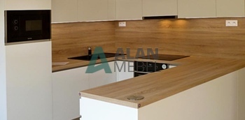 современная кухня с белыми матовыми фасадами и столешницей под дерево