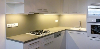 белая угловая матовая кухня с фасадами из пластика на заказ