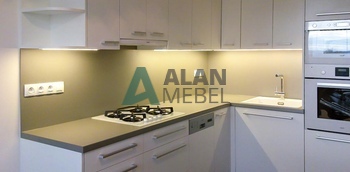 белая угловая матовая кухня с фасадами из пластика на заказ