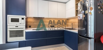 угловая кухня матовая с синим низом и белым верхом без ручек на заказ