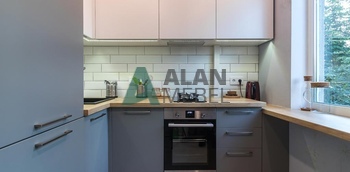 маленькая угловая кухня с матовыми фасадами и деревянной столешницей на заказ