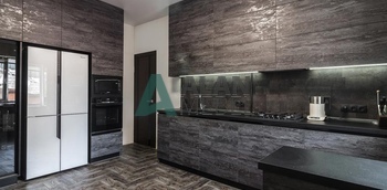 большая матовая кухня под камень серого цвета без ручек и черной столешницей на заказ