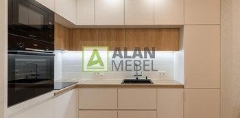 большая матовая кухня под камень серого цвета без ручек и черной столешницей на заказ