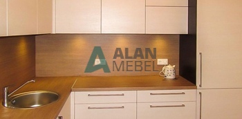 бежевая угловая кухня с матовыми фасадами и верхней частью без ручек