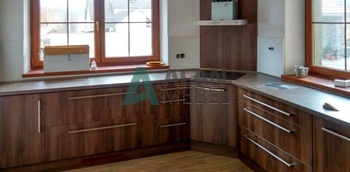 большая угловая кухня матовая с фасадами из ЛДСП для дома на заказ