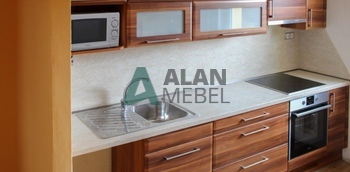 прямая кухня с матовыми фасадами под натуральное дерево и светлой столешницей