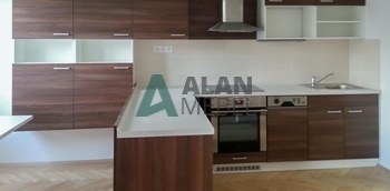 угловая кухня матовая с фасадами под темное дерево и белой столешницей на заказ