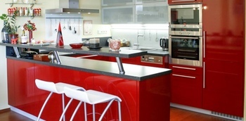 Кухня бордовая