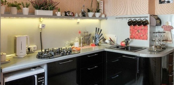 черная кухня из пластика в маленькую кухню на заказ по размерам