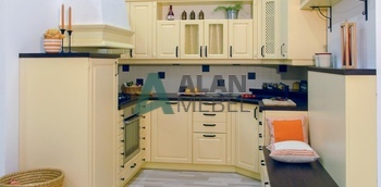 маленькая п-образная кухня из пленочного МДФ бежевого цвета