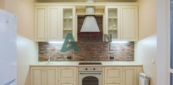 прямая кухня из пленочного МДФ бежевого цвета с рамозными фасадами на заказ в Минске