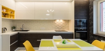 Угловая кухня без ручек с ярким акцентом, фасады крашеный МДФ и ЛДСП Cleaf