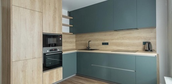 Угловая кухня под дерево с зелеными фасадами из феникса (FENIX)