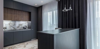 Угловая кухня до потолка с барной стойкой