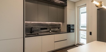 Кухня прямая под потолок