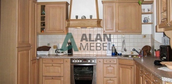 п-образная кухня с рамочными фасадами из МДФ со шпоном бежевого цвета и столешницей под камень